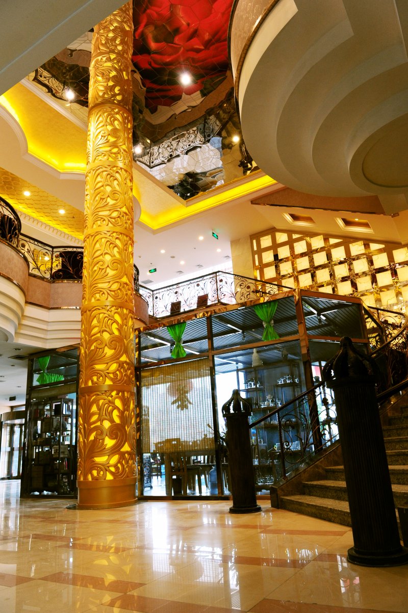 金世界酒店镂空鎏金裝飾柱